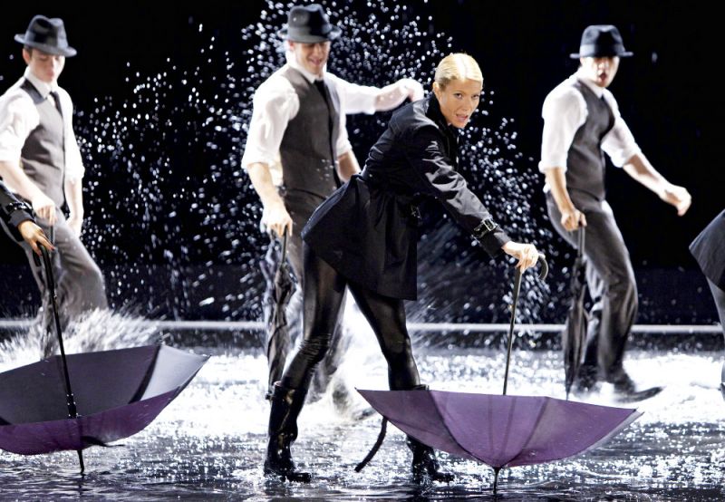 Glee Singin’ In The Rain / Umbrella (Full Performance) HD YouTube
