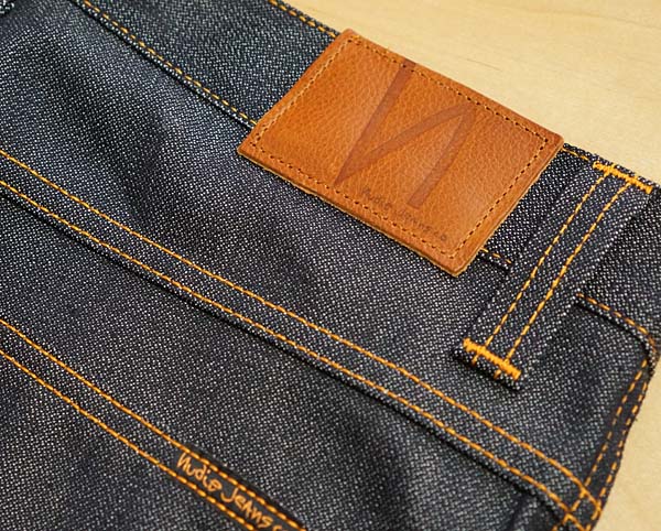 2014年モデルのパッチ。 厚みのあるシュリンクレザー。色合いは濃いブラウン。nロゴは型押し。