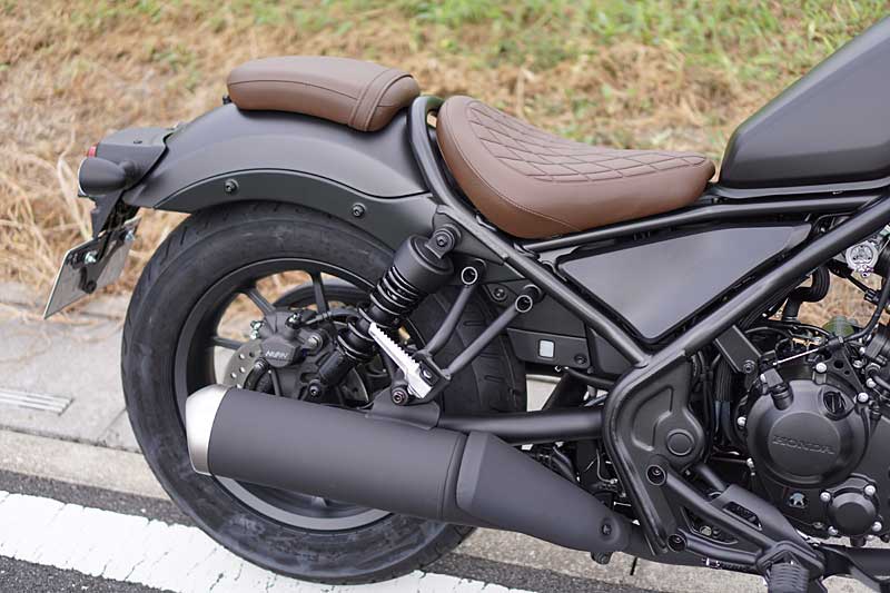 ホンダ レブル250のタンデムステップをブラックに塗装 | 月の中