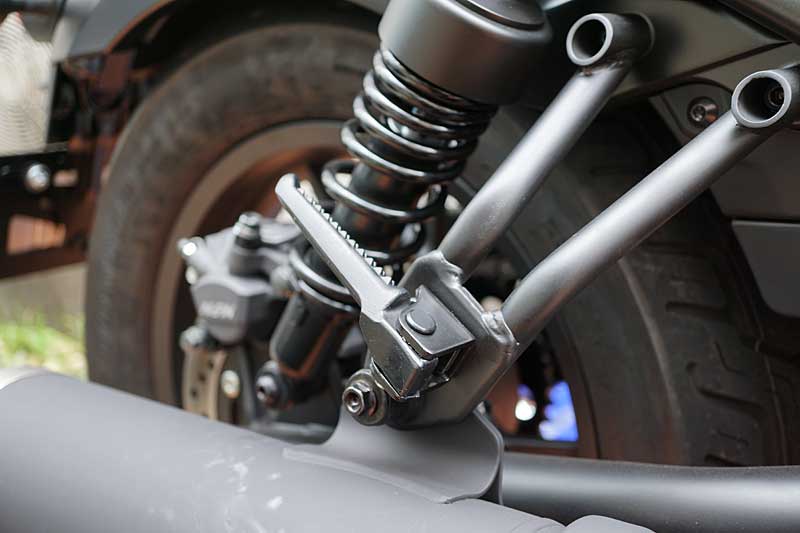 ホンダ レブル250のタンデムステップをブラックに塗装 | 月の中